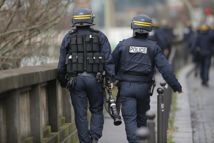 Terrorsag. Tre eftersøgte mænd er dræbt, men fransk politi mangler stadig at finde en 26-årig kvinde. 