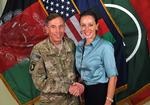 Forhold. David Petraeus og Paula Broadwell blev mere end bare gode venner, og det kostede CIA-chefen dyrt. 