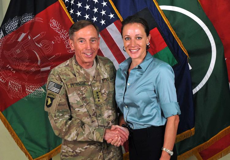 Forhold. David Petraeus og Paula Broadwell blev mere end bare gode venner, og det kostede CIA-chefen dyrt. 
