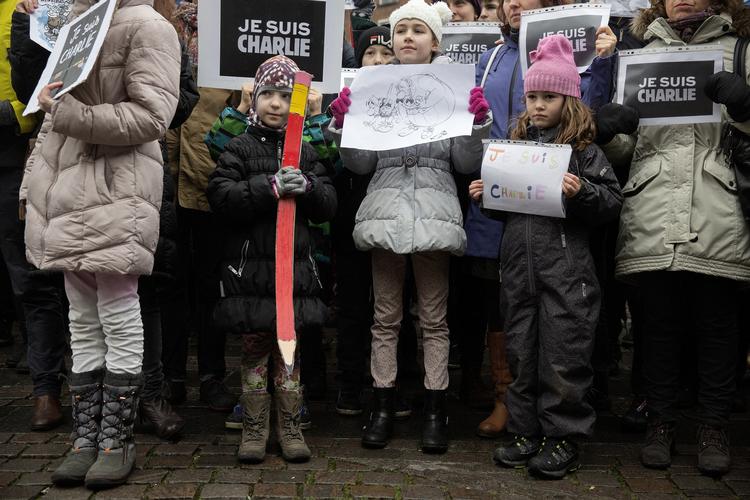 Sorg. På Kongens Nytorv blev der holdt et minuts stilhed for ofrene i Frankrig. 