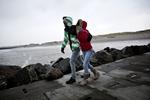 NAVNELEG. Gårsdagens storm fik navnet Dagmar. I den hedder den Egon. Stormen Dagmar ramte Vestkysten ved middagstid i går. To tyske turister er på gåtur på molen i Hvide Sande. 
