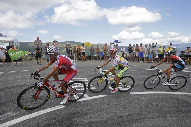Fordel. Joaquim Rodriguez (forrest) – her i aktion under sidste års Tour de France – bor i Andorra og kender alt til de barske forhold, der venter rytterne på 11. etape. 