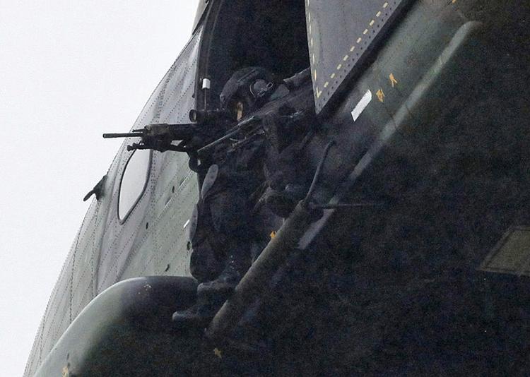 JAGT. 16 personer tilbageholdt i efterforskning på Paris-angreb - heraf flere af de formodede gerningsmænds familiemedlemmer. En 26-årige jages stadig. I går var militærhelikoptere i luften under de to gidselsituationer i og nær Paris. 