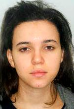 eftersøgt. Fransk politi har offentliggjort dette foto af Hayet Boumeddiene, der muligvis har hjulpet sin mand og sin svoger under terroraktionerne. Foto: AP 