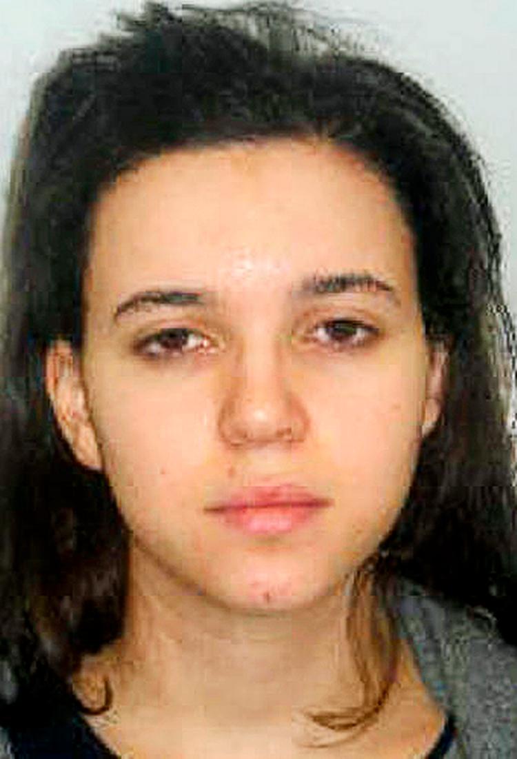 eftersøgt. Fransk politi har offentliggjort dette foto af Hayet Boumeddiene, der muligvis har hjulpet sin mand og sin svoger under terroraktionerne. Foto: AP 