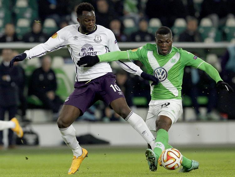 Dødsfald. Wolfsburgs unge midtbanespiller Junior Malanda (til højre) er død i en trafikulykke, skriver Bild. 
