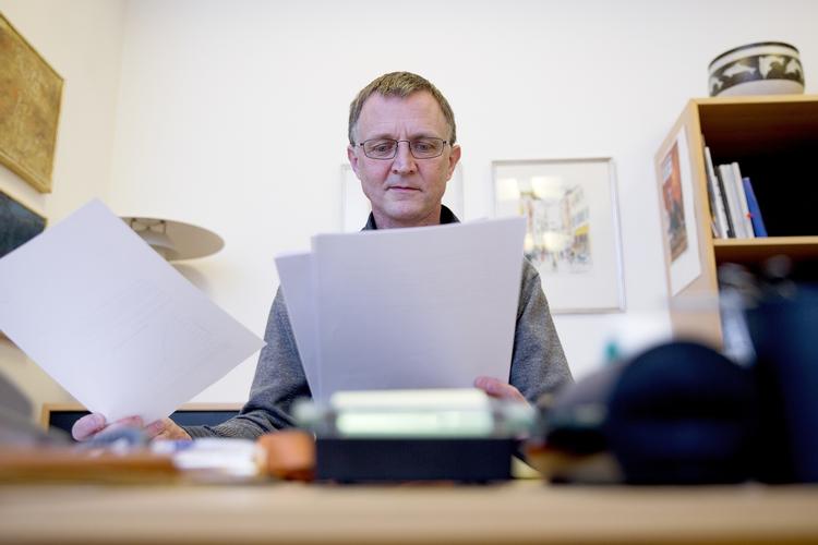 Folkeskolen. Skoleområdet er det mest konfliktfyldte blandt de mange fagområder i den offentlige sektor, som i den kommende tid skal have fastlagt nye overenskomster. Selv hvis parterne måtte nå et kompromis bliver en overenskomst først en realitet, hvis de 60.000 lærere efterfølgende accepterer aftalen ved en urafstemning. Ender det hele i sammenbrud, kan en lærerstrejke bryde ud i april. 