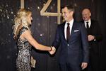 Triatlet Camilla Pedersen blev kåret til Årets Sportsnavn. Her trykker hun han med kronprins Frederik og Georg Sørensen, adm. dir. Boxen. 