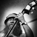 Vinder. Leo Mathisen Prisen, der hylder en dansk musiker med sans for både tradition og nutid, gik i år til den 73-årige bassist og jazzhåndværker Hugo Rasmussen for lang og tro tjeneste på den danske musikscene. 