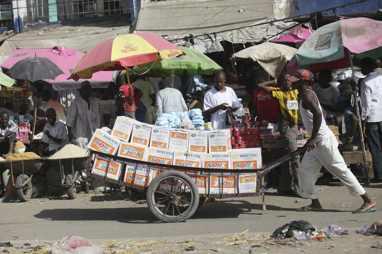 Mælkevogn. En ladning mælk ankommer til markedet i den nigerianske by Maidiguri. Nigeria er et afd e to lande, hvor Arla allerede sælger mælk - ofte i konkurrence med små og ikke specielt effektive virksomheder, somd erfor risikerer at blive udkonkurreret af de europæiske giganter. 