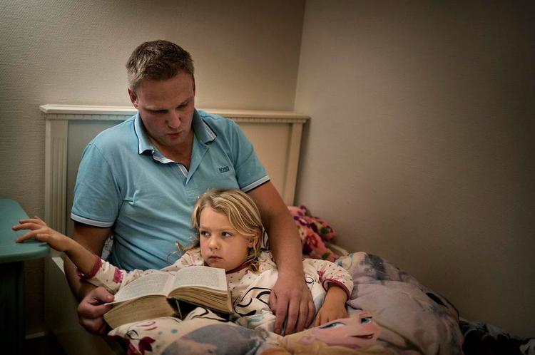 Potter-tid. Siden 7-årige Sofie Tuxen har været helt lille, har forældrene læst højt hver aften. Thue læser i øjeblikket om Harry Potters magiske oplevelser. 