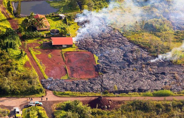 Ustopelig. Her sniger lavaen sig frem ved byen Pahoa på Hawaii. Huset er sat i brand på grund af varmen fra lavaen. 
