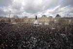 Tusindvis af demonstranter samlet på Place de la République. 
