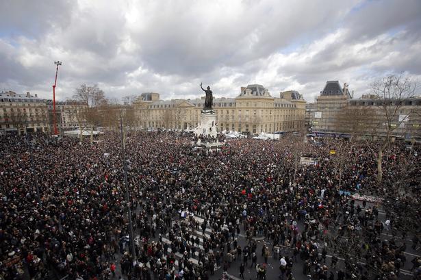 Tusindvis af demonstranter samlet på Place de la République. 