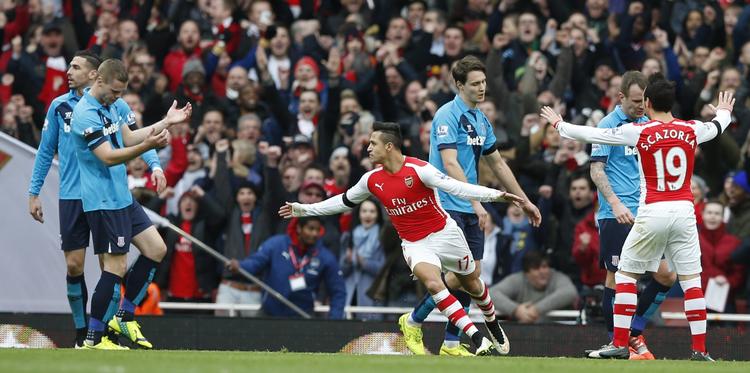 2-0. Med en fremragende scoring bragte Alexis Sanchez Arsenal foran 2-0. 