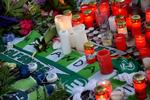 MINDET. Uden for Volkswagen Arena mindes Wolfsburg-fans Junior Malanda, der mistede livet i går. 