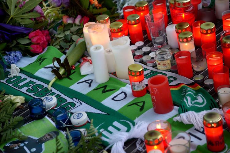 MINDET. Uden for Volkswagen Arena mindes Wolfsburg-fans Junior Malanda, der mistede livet i går. 