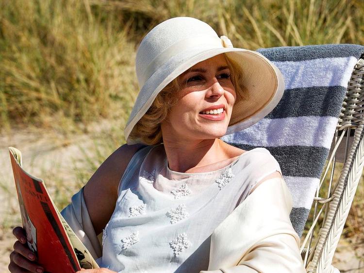 Solbadning. Cecilie Stenspils forsømte kontorcheffrue er en af de karakterer, der kan gå hen og blive spændende. 