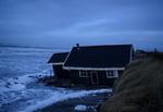 To sommerhuse styrtet i havet