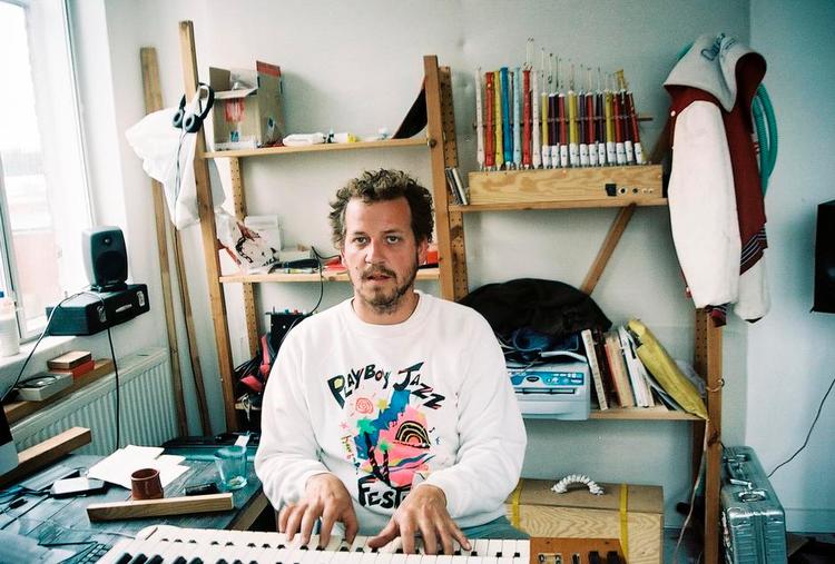 Frisk. Anders Lauge Meldgaard sidder ved tangenterne parat til at eksperimentere med musikken i Frisk Frugt. Pr-foto: Nina Mouritzen 