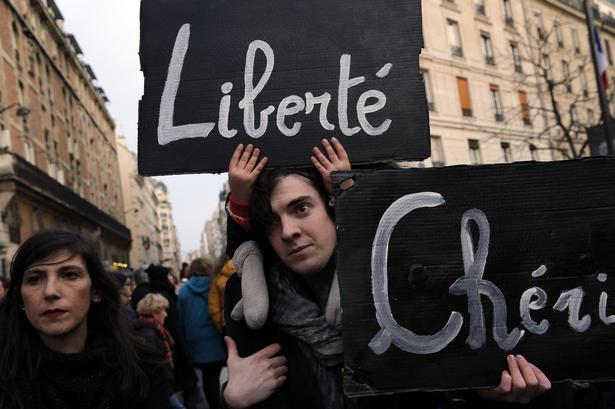 'Liberte' - frihed - står der på demonstranternes skilte. 