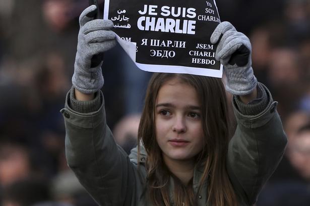 En af de mange, mange demonstranter på gaden i Paris. 