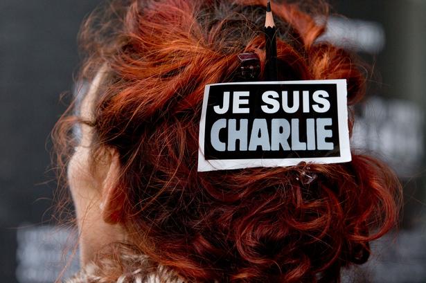 En blyant kunne også bruges i håret, som denne demonstrant viser. 