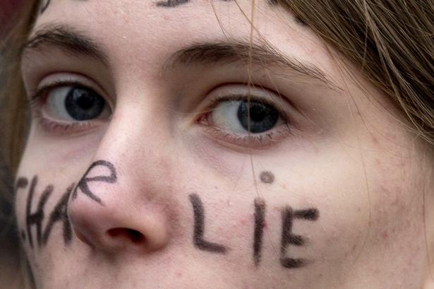 'I Am Charlie' har denne kvinde skrevet på sit ansigt. 