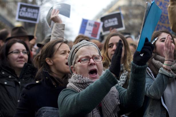 Demonstranter råber slogans i  Paris gader. 