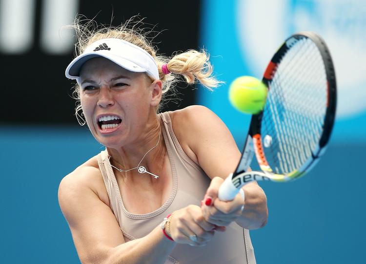 Ramt. Skaden bevirkede, at Wozniacki ikke kunne bruge sin baghånd optimalt, og når det ikke er muligt, så er det svært for danskeren at vinde en kamp. Baghånden er hendes bedste og mest stabile våben. 