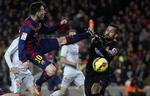 Klasse. Messi scorede i aftes sit 25. mål i 25 kampe i denne sæson og indkasserede endvidere en advarsel for denne aktion med Atleticos målmand Miguel Angel Moya. 