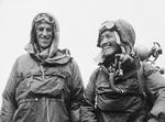pionerer. Edmund Hillary (tv.) sammen med sin bjerbestiger-kollega, sherpaen Sardar Tenzing Norgay demonstrerer det udstyr, de brugte, da de som de første besteg verdens højeste bjerg 29. maj 1953 