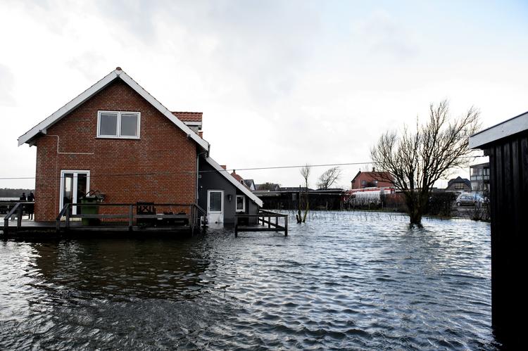 STORM. Lemvig er en af de byer, der er blevet særlig ramt af stormen Egon. her ses et hus, hvor vandstanden er steget kraftigt 