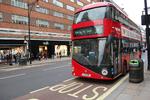 Strejke. ’Stop’, står der foran bussen her på Oxford Street i London. I morgen vil en strejke få bustrafikken i det meste af London til at stoppe. 