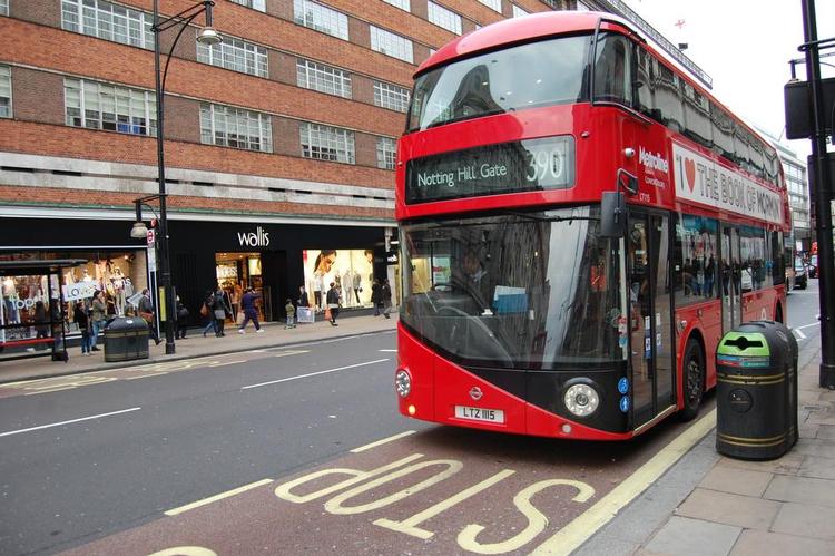 Strejke. ’Stop’, står der foran bussen her på Oxford Street i London. I morgen vil en strejke få bustrafikken i det meste af London til at stoppe. 