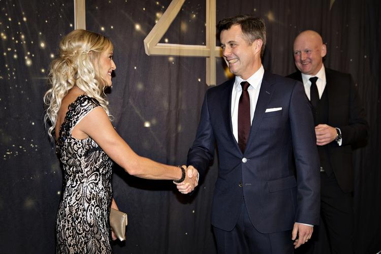 Prisuddeling. Kronprins Frederik var med til Sport 2014 i Boxen i Herning lørdag aften. Her hilser han på triatlen Camilla Pedersen, der både vandt prisen som Årets Sportsnavn og B.T.'s Guld. 