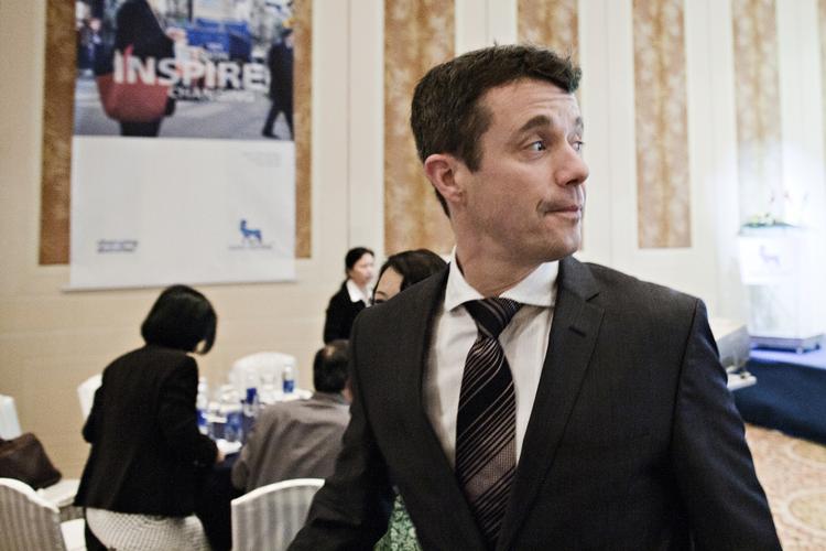 Beklager. »Kronprinsen er ked af det skete og kan godt forstå, at situationen var med til at skabe yderligere frustrationer og vrede blandt de mennesker, der havde ventet i mange timer på at passere broen«, siger Lene Balleby, der er kommunikations- og pressechef for kongehuset til Ritzau. 