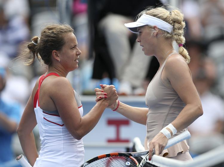FREMGANG. For ikke at forværre en skade i håndleddet trak Caroline Wozniacki (th.) sig i nattens kamp mod tjekken Barbora Zahlavova Strycova (tv.). 