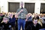 VREDE. Det var muligt få publikum at stille spørgsmål undervejs, men publikum var stille og kun få stillede sig som manden her på billedet gjorde. Han var utilfreds med, at man overhovedet bragte Muhammedtegningerne. 