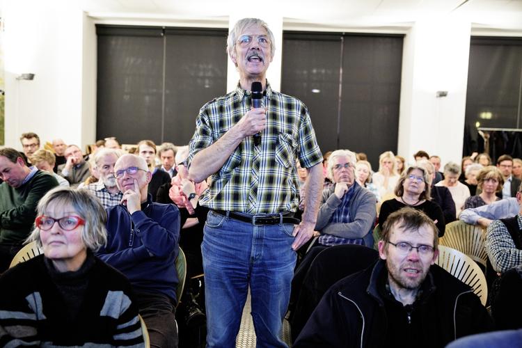 VREDE. Det var muligt få publikum at stille spørgsmål undervejs, men publikum var stille og kun få stillede sig som manden her på billedet gjorde. Han var utilfreds med, at man overhovedet bragte Muhammedtegningerne. 