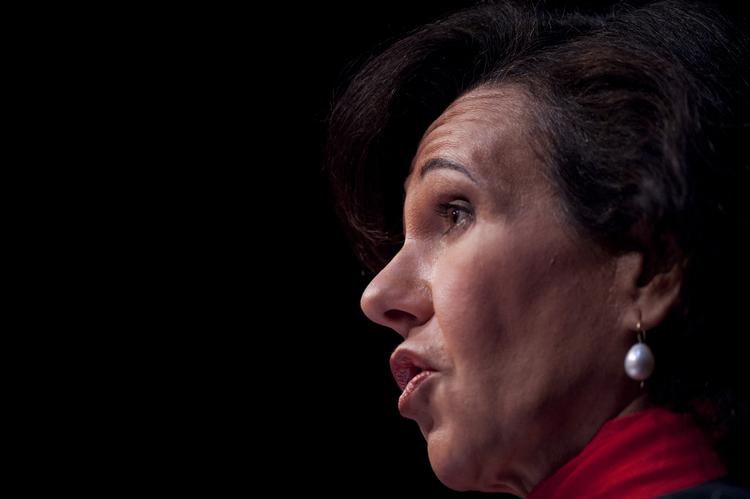tronskifte. Ana Patricia Botin afløste i september sin far som formand for Eurozonens største bank, spanske Santander. Hun har fraveget farens strategi om at afvise krav  om at øge kapitalbeholdningen. 