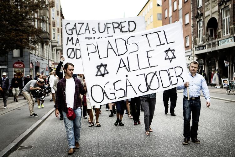 Jøder. Rasmus Jarlov (K) fra Københavns Borgerrepræsentation stod sidste år bag en sympatimarch mod antisemitisme. Deltagerne gik fra Nørrebro Station til Dronning LouisesBro for bakke op om jøders ret til at færdes frit på gaden iført religiøse symboler, for eksempel kalot. 