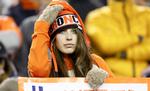 trænerfyring. En fan af Denver Broncos ser på, da holdet tabte mod  Indianapolis Colts. 