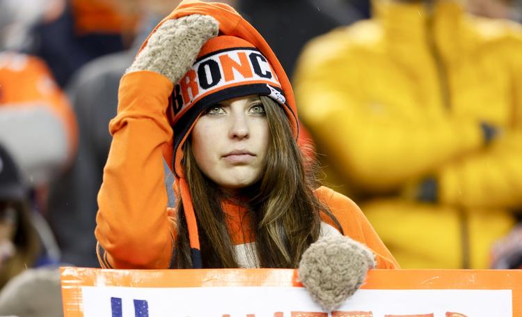 trænerfyring. En fan af Denver Broncos ser på, da holdet tabte mod  Indianapolis Colts. 