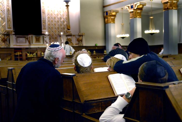 Religion. Allerede i efteråret mødtes den daværende justitsminister Karen Hækkerup (S) med repræsentanter for Det Jødiske Samfund for at diskutere det aktuelle sikkerhedsniveau. Her ses den jødiske synagogen i Krystalgade i København. 