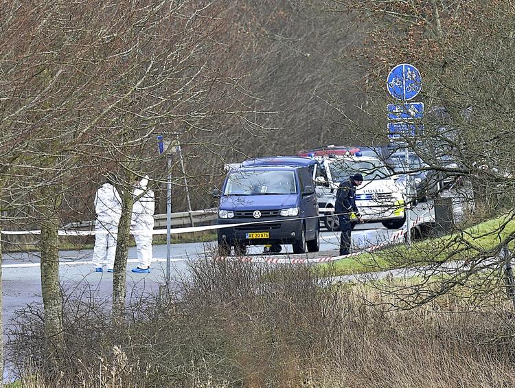 Drab. Et lig blev forleden fundet på en rasteplads ved Langå.  tekninker arbejder på sted 