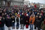 Dong. 25-årig mand er tiltalt for at have slået politikeren Rasmus Jarlov  29. januar sidste år, da han mødte op til en demonstration på Christiansborg Slotsplads mod salget af Dong. 