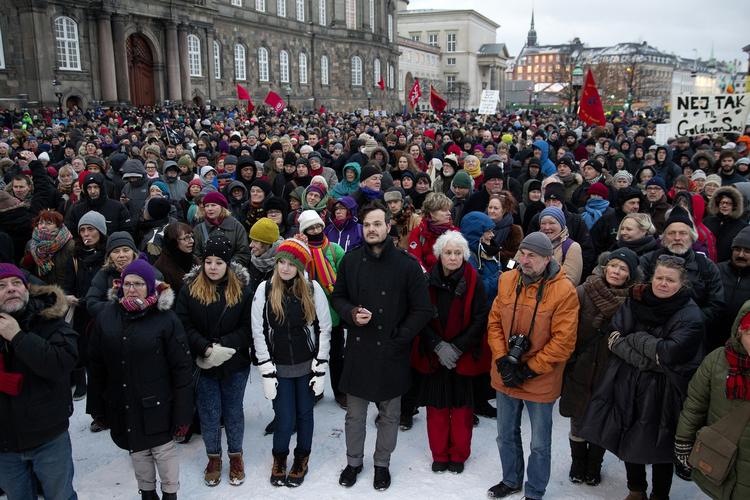 Dong. 25-årig mand er tiltalt for at have slået politikeren Rasmus Jarlov  29. januar sidste år, da han mødte op til en demonstration på Christiansborg Slotsplads mod salget af Dong. 