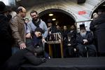 TERRORDRÆBT. Yoav Hattabs pårørende sørger under bisættelsen. Han er en af de fire, der blev slået ihjel ved et terrorangreb mod et jødisk supermarked i Paris i sidste uge. 