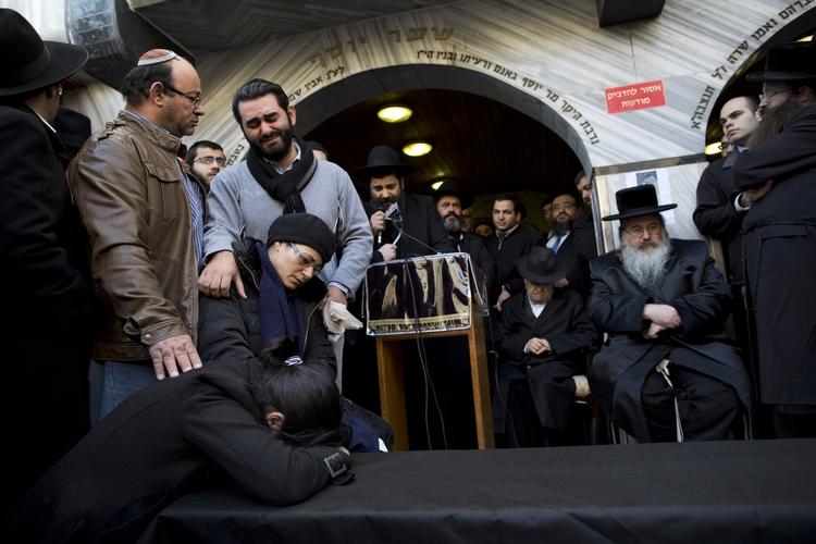 TERRORDRÆBT. Yoav Hattabs pårørende sørger under bisættelsen. Han er en af de fire, der blev slået ihjel ved et terrorangreb mod et jødisk supermarked i Paris i sidste uge. 